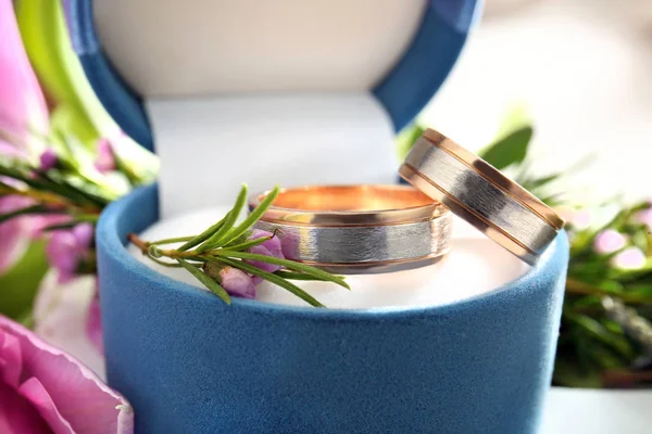 Box with wedding rings and flowers — Stock Photo, Image
