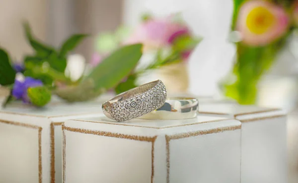 Dwa pierścienie i kwiaty — Zdjęcie stockowe
