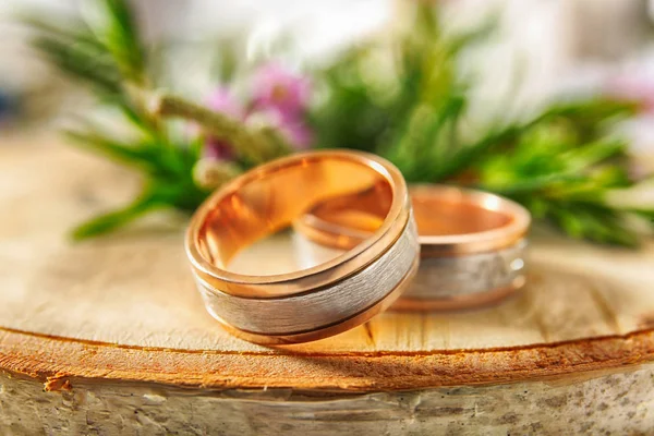Boutonniere and wedding rings — Stock Photo, Image