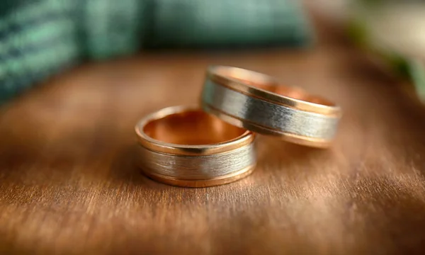 Золотые свадебные кольца — стоковое фото