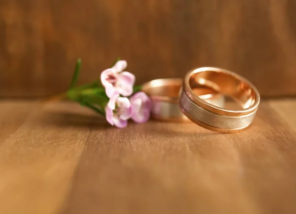 Golden wedding rings — Stock Photo, Image