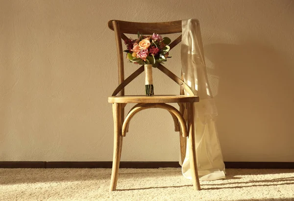 在椅子上的新娘捧花 — 图库照片