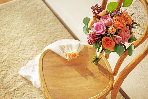 Bouquet de mariée sur chaise — Photo