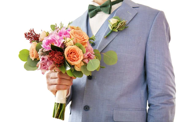 Noivo segurando buquê de casamento — Fotografia de Stock