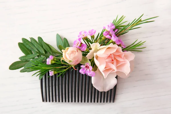 Sisir pengantin dihiasi dengan bunga-bunga segar — Stok Foto