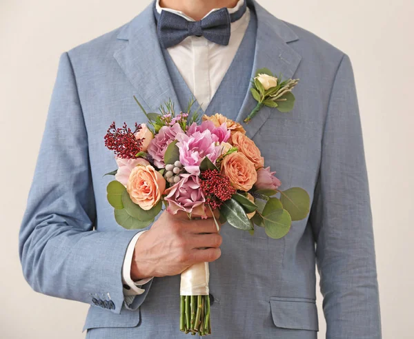 Groom holding wedding bouquet — Stock Photo, Image