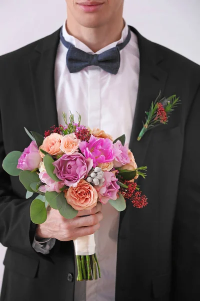 Groom holding wedding bouquet — Stock Photo, Image