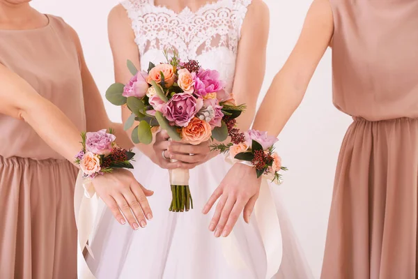 Bride holding wedding bouquet and bridesmaids — Stock Photo, Image