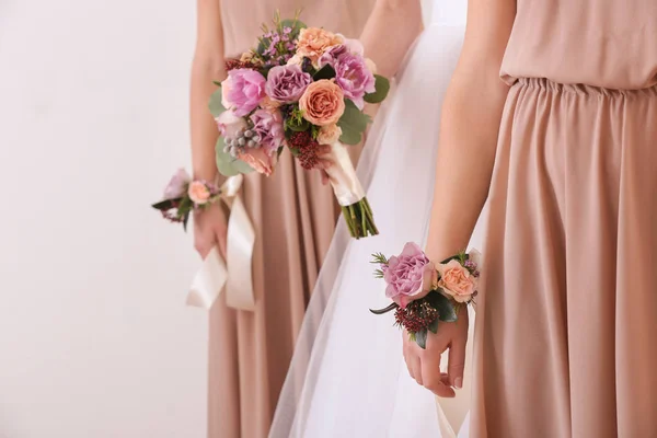 Noiva segurando buquê de casamento e damas de honra — Fotografia de Stock