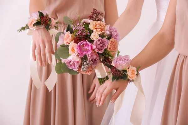 Mariée tenant bouquet de mariage et demoiselles d'honneur — Photo