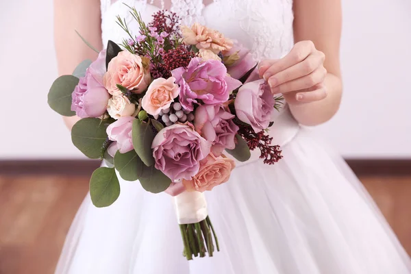 Mariée tenant bouquet de mariage — Photo