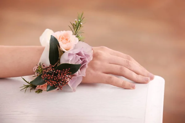 Boutonniere na ženské ruce — Stock fotografie