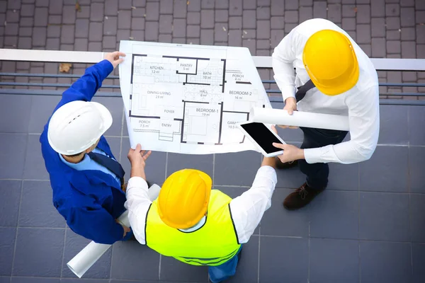 Ingegnere Lavoratori Discutono Progetto Nuovo Edificio — Foto Stock