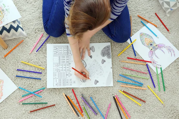 Jovem Mulher Sentada Chão Com Colorir Fotos Para Adultos — Fotografia de Stock