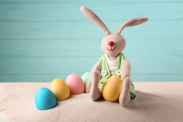 Пасхальний кролик з яйцями і піском — стокове фото