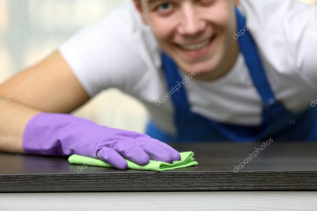  man cleaning table