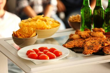 Kadar lezzetli aperatifler ve bira Görünümü Kapat