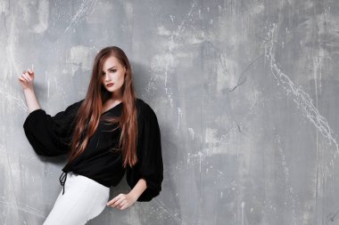 Şık kadın moda makyaj gri arka plan üzerinde siyah gömlekli