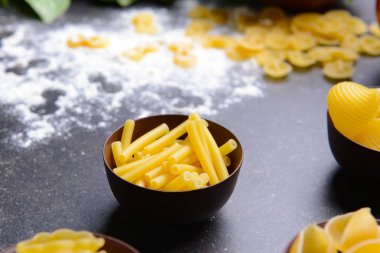 Kasede çiğ makarna