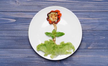 Izgara sebze yapılan çiçek ile plaka 