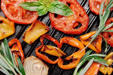 Dökme demir ızgara sebzeler ile pan 