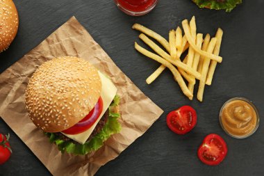 Parşömen üzerine lezzetli peynirli burger