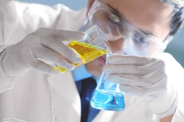 bilim adamı deneyler yapma