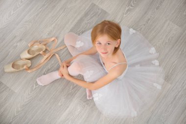 Küçük balerin dansçı  
