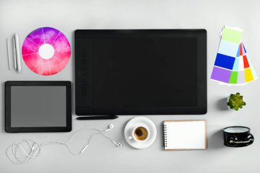 Yaratıcı tasarımcı çalışma alanı