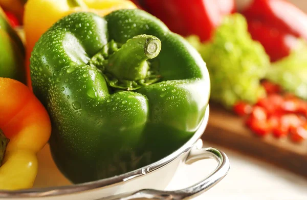 Pimentos amarelos e verdes doces — Fotografia de Stock