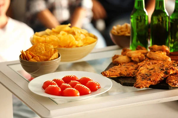 Vista de perto de lanches saborosos e cerveja — Fotografia de Stock