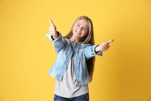 Hermosa adolescente sobre fondo amarillo — Foto de Stock