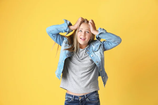 Schöne Teenager Mädchen auf gelbem Hintergrund — Stockfoto