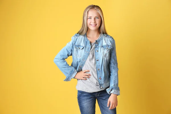 Schöne Teenager Mädchen auf gelbem Hintergrund — Stockfoto