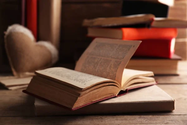 Open book on table — Stock Photo, Image