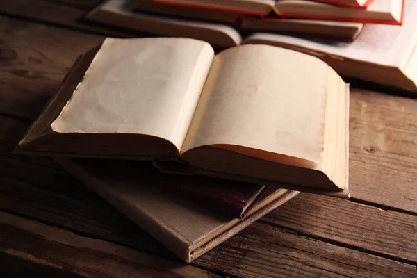 Libros viejos en la mesa —  Fotos de Stock