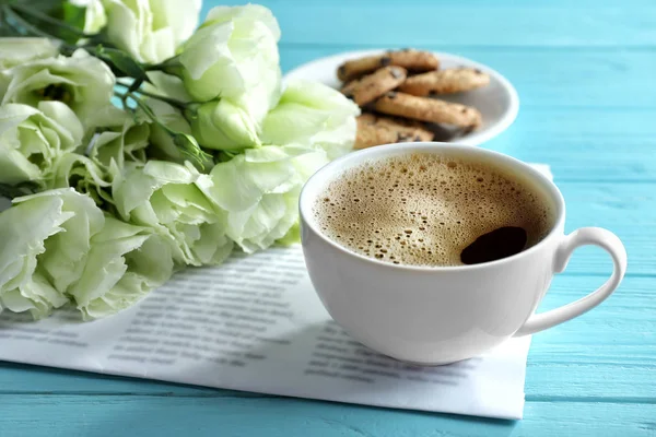 Fresh tasty coffee and eustomas — Stock Photo, Image