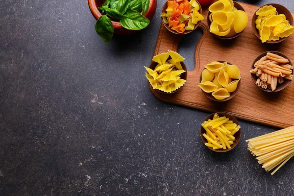 Різні види макаронних виробів в мисках — стокове фото