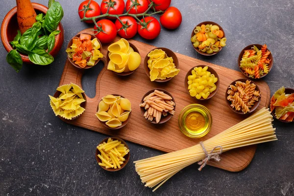 Verschillende soorten pasta in kommen — Stockfoto