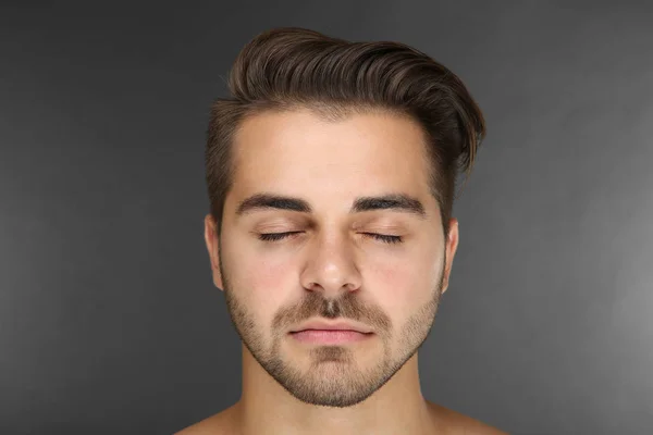 Jovem homem bonito — Fotografia de Stock