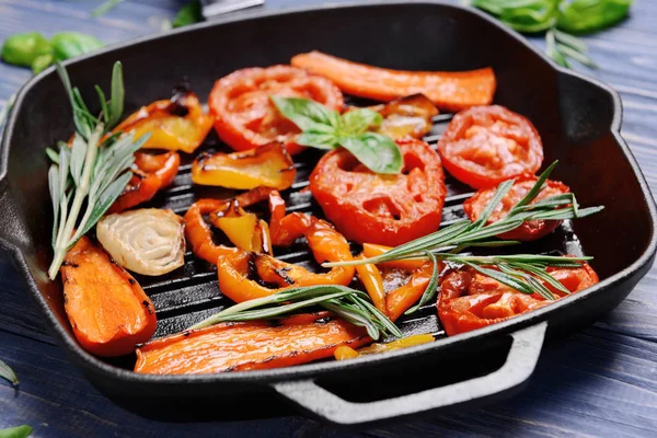 Fundición de hierro con verduras a la parrilla — Foto de Stock