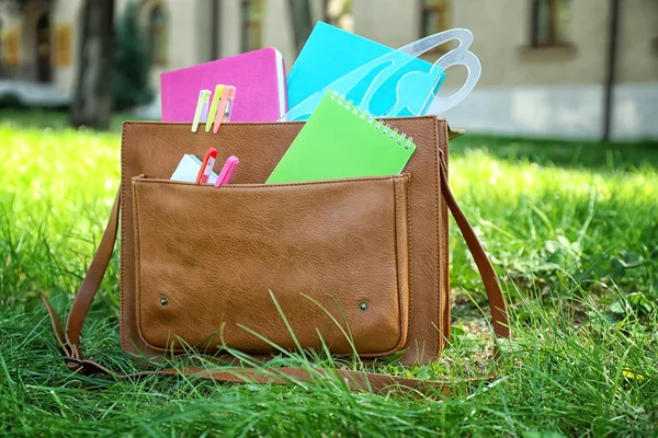Коричневая сумка со школьными принадлежностями — стоковое фото