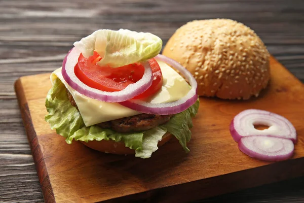 Sabrosa hamburguesa a bordo —  Fotos de Stock