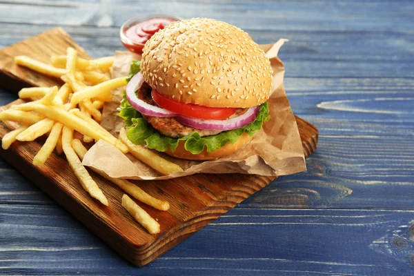 Hamburger savoureux avec frites — Photo