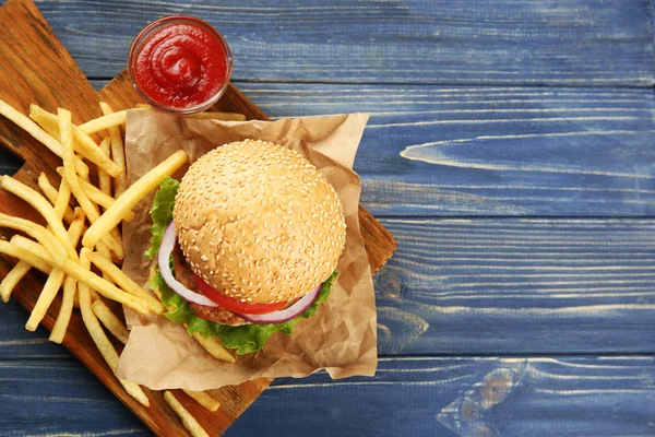 Tasty burger with french fries — Stock Photo, Image