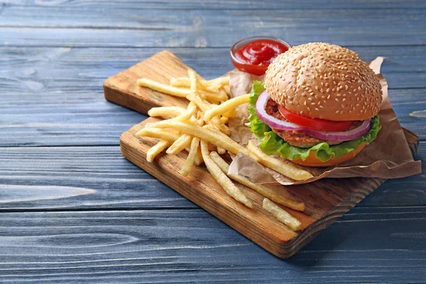 Smaklig burgare med pommes frites — Stockfoto