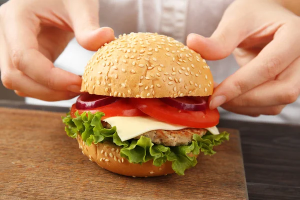 Weibliche Hände kochen Burger — Stockfoto