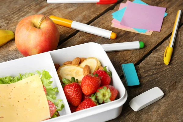 Lunchbox met voedsel — Stockfoto