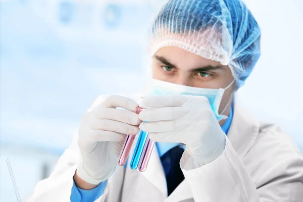 Scientist making experiments — Stock Photo, Image