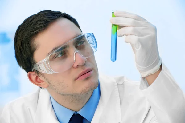 Scientist making experiments — Stock Photo, Image